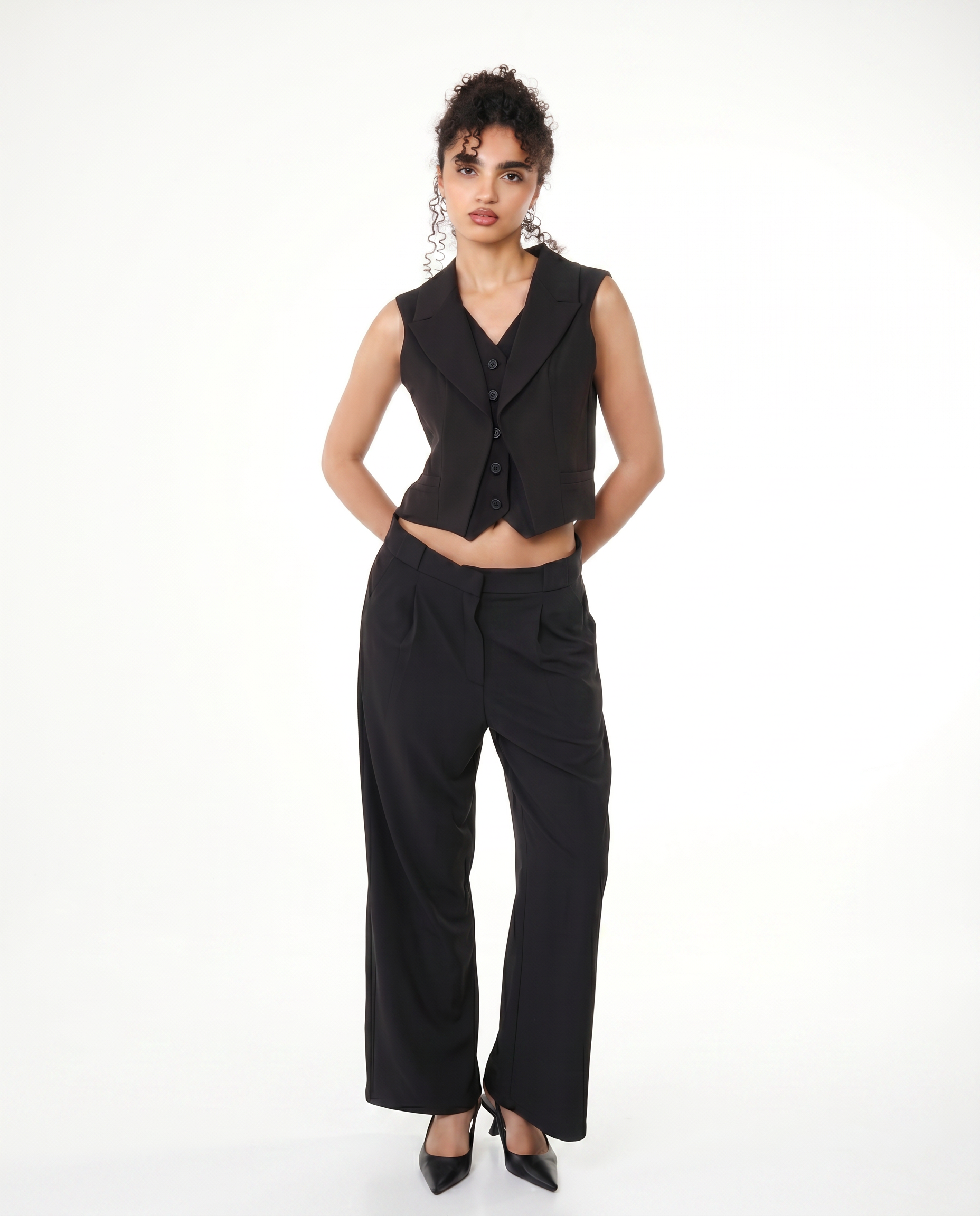 HYPRID SLEEVELESS BLAZER IN BLACK