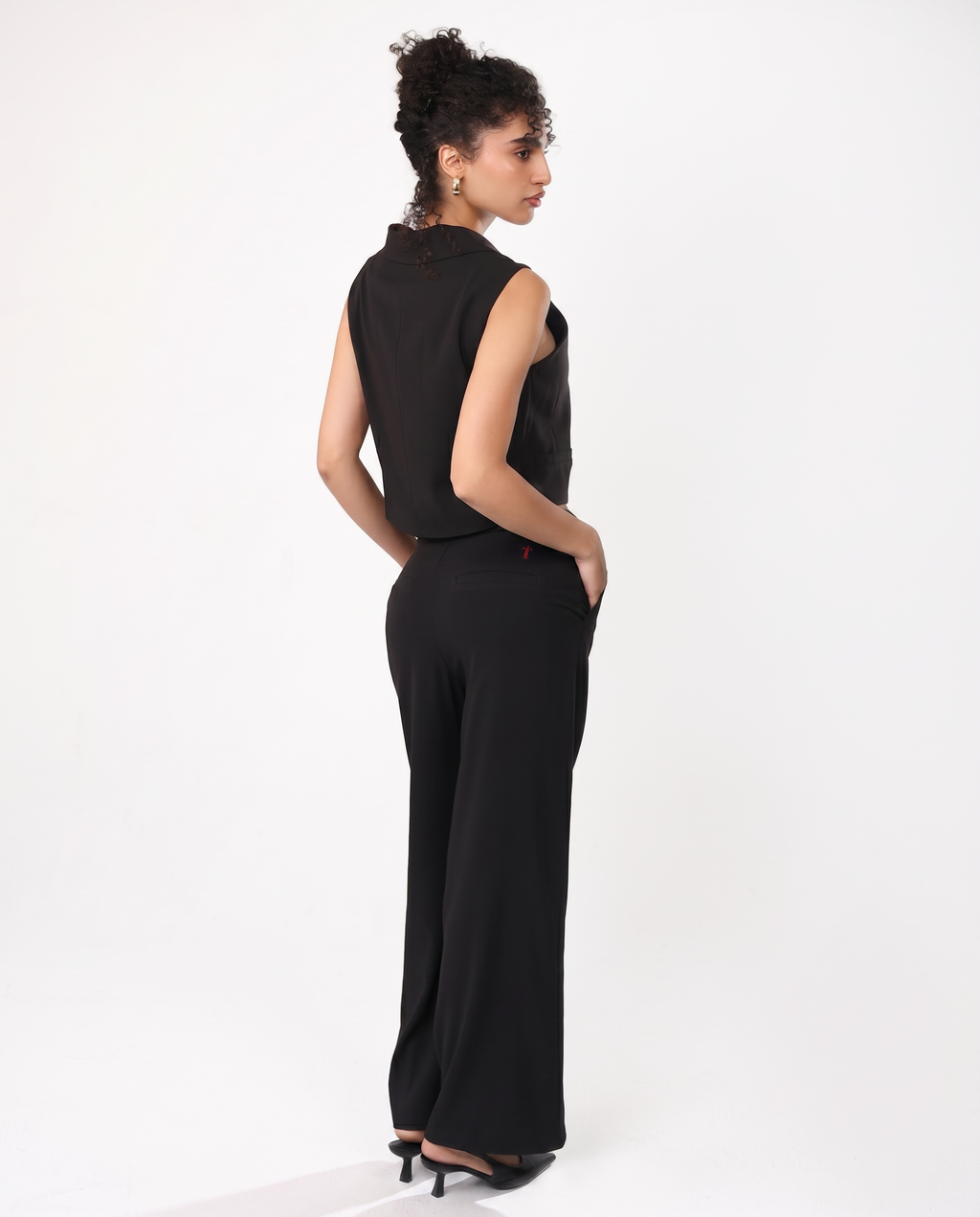 HYPRID SLEEVELESS BLAZER IN BLACK