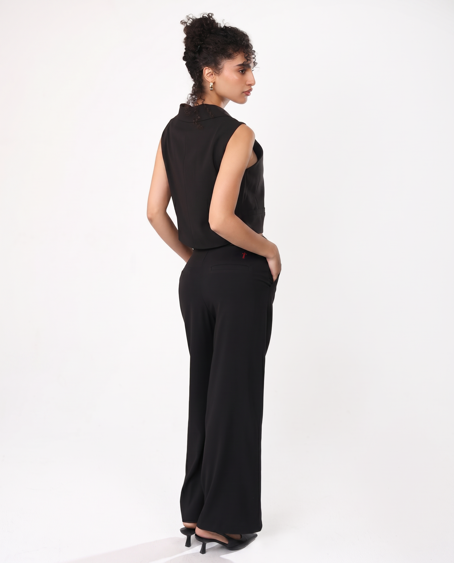 HYPRID SLEEVELESS BLAZER IN BLACK