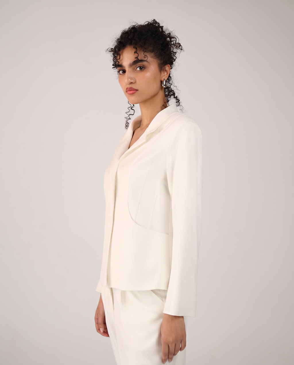 TAILORED FITTED BLAZER IN OFF WHITE