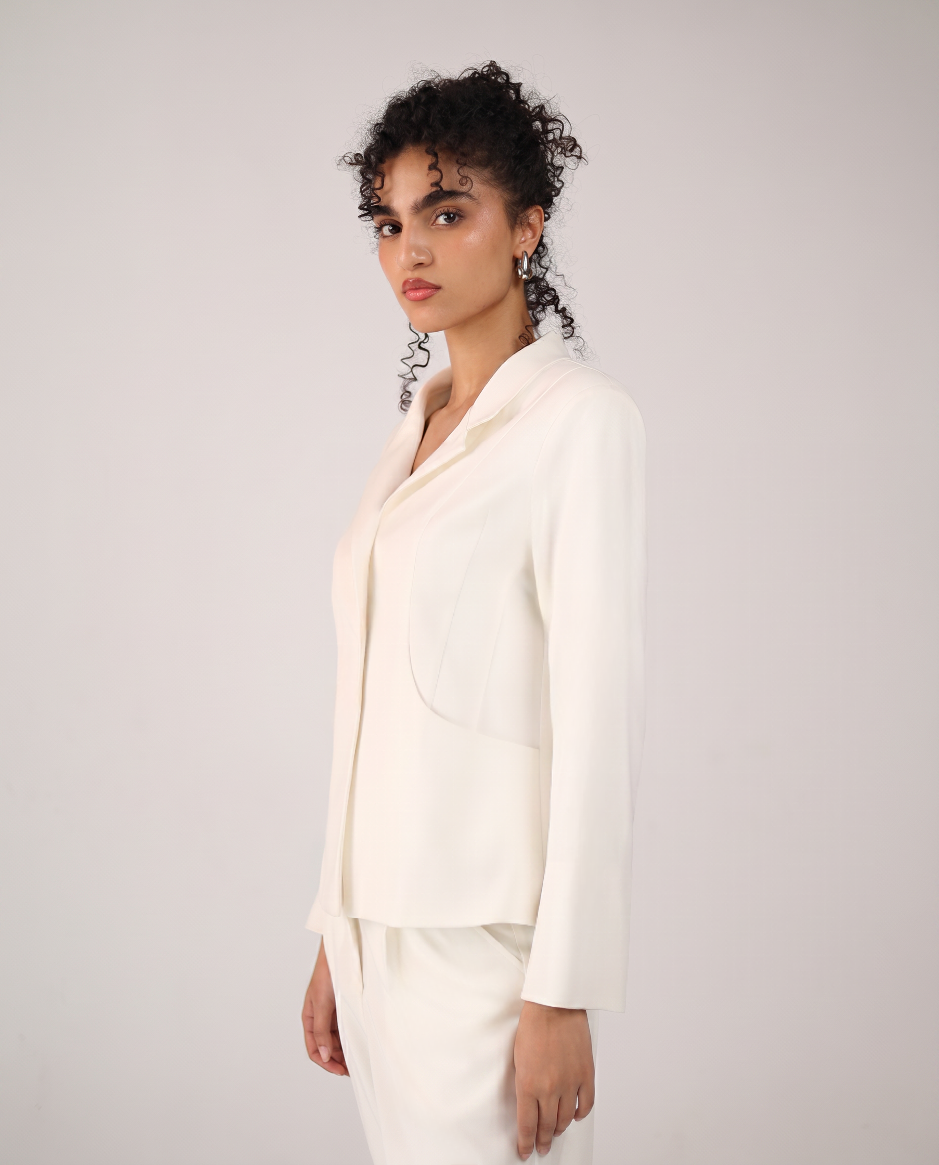 TAILORED FITTED BLAZER IN OFF WHITE