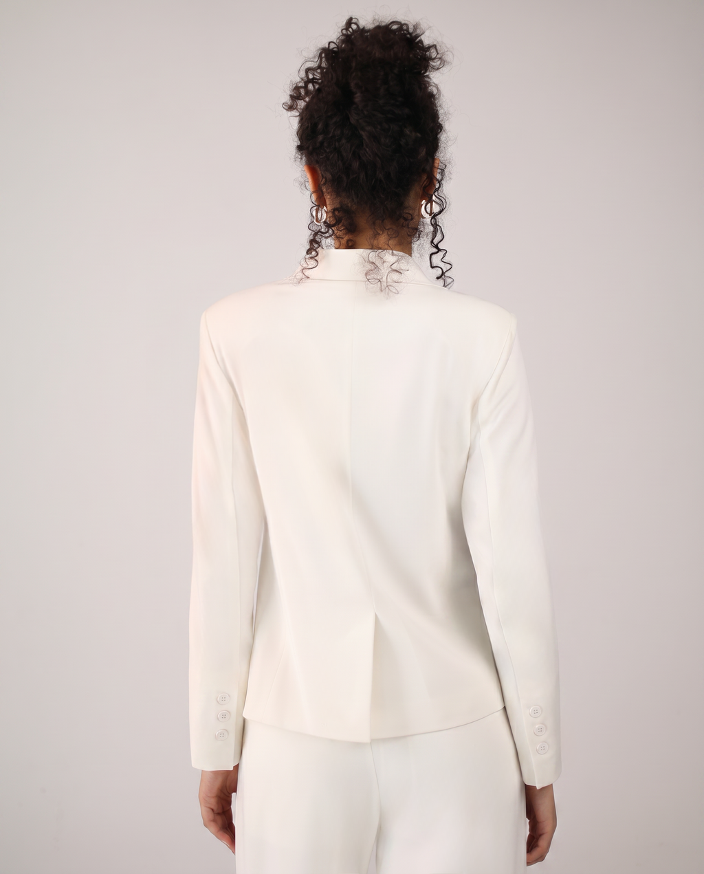 TAILORED FITTED BLAZER IN OFF WHITE
