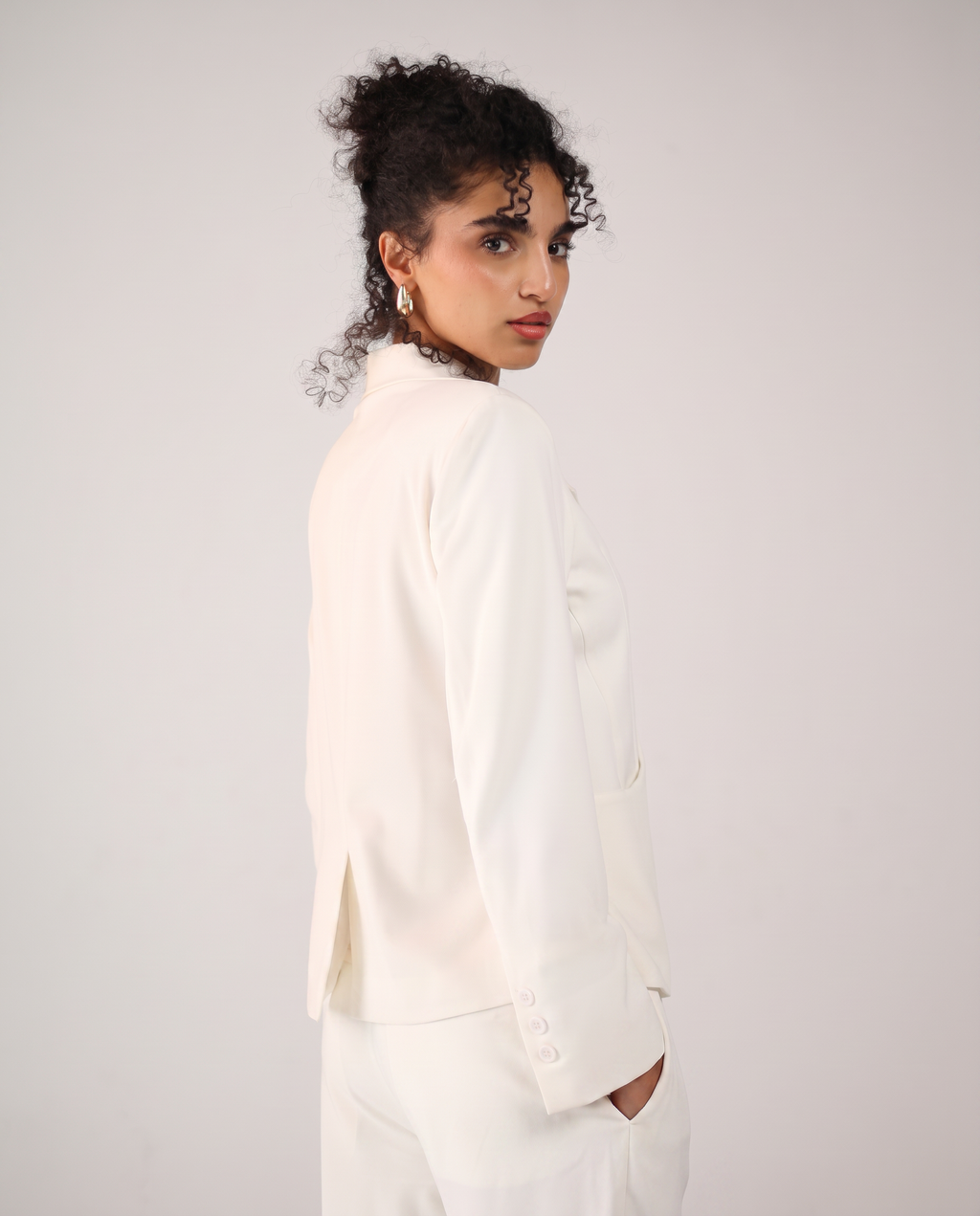 TAILORED FITTED BLAZER IN OFF WHITE