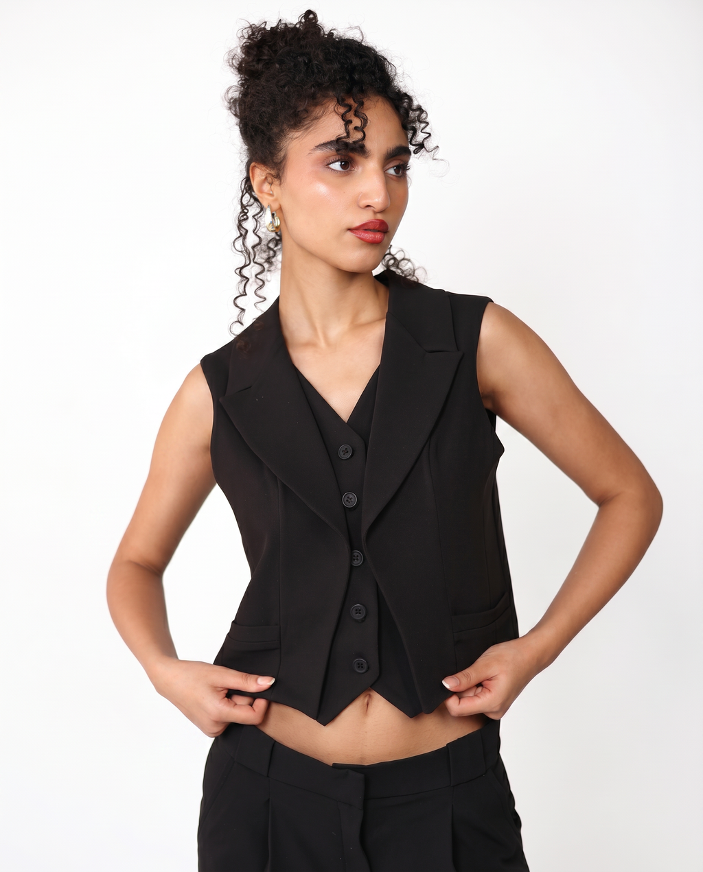 HYPRID SLEEVELESS BLAZER IN BLACK
